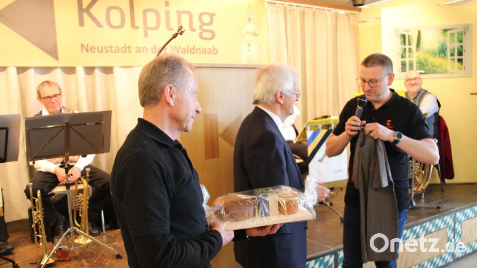 Präses Stadtpfarrer Josef Häring (Mitte) bekam zum Abschied vom Vorsitzenden Manuel Färber (rechts) ein neues Kolpings-Shirt überreicht. Bild: prh