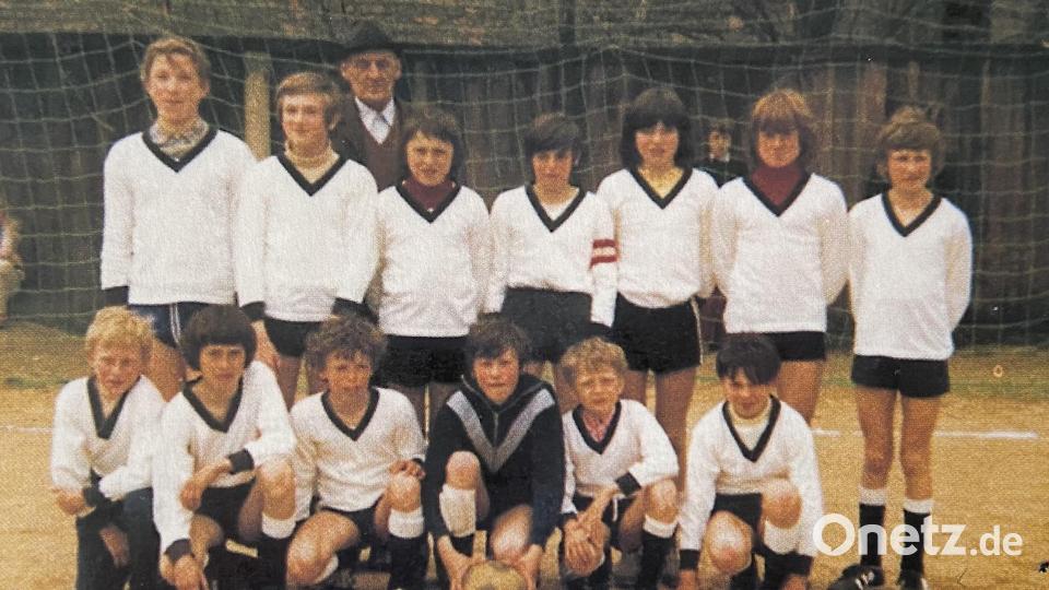 In der Saison 1972/73 wurde die C-Jugend des TSV Neualbenreuth Meister. Betreuer war Georg Stoll (hinten). Stehend, von links: Thomas Schnurrer, Rudi Gatter, Alfred Ulrich, Günther Plonner, Ferdl Planner, Werner Ulrich, Bernhard Döllinger. Kniend, von links: Ferdl Peterhans, Thomas Müller, Peter Plonner, Wolfgang Plonner, Erwin Dimmling, Hubert Hegen. Bild: Archiv TSV Neualbenreuth