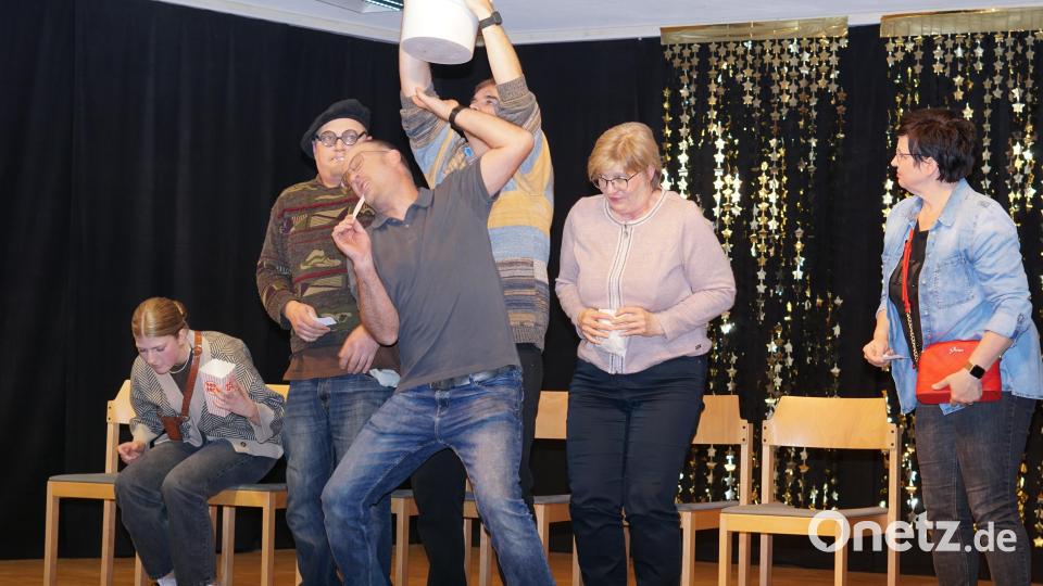 Ohne Text und nur durch Gestik und Mimik erzählen die Schauspieler sehr eindrucksvoll die Geschichte vom Kinobesuch. Das Bild zeigt (von links) Emilia Langer, Stefan Probat, Gerald Plank, Christian Baumann, Angelika Breitschaft und Sandra Schieder. Bild: nib
