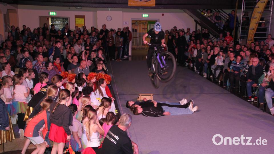 Rad-Akrobat Simon Eckstein sprang mit seinem Bike über drei liegende Personen. Bild: kro