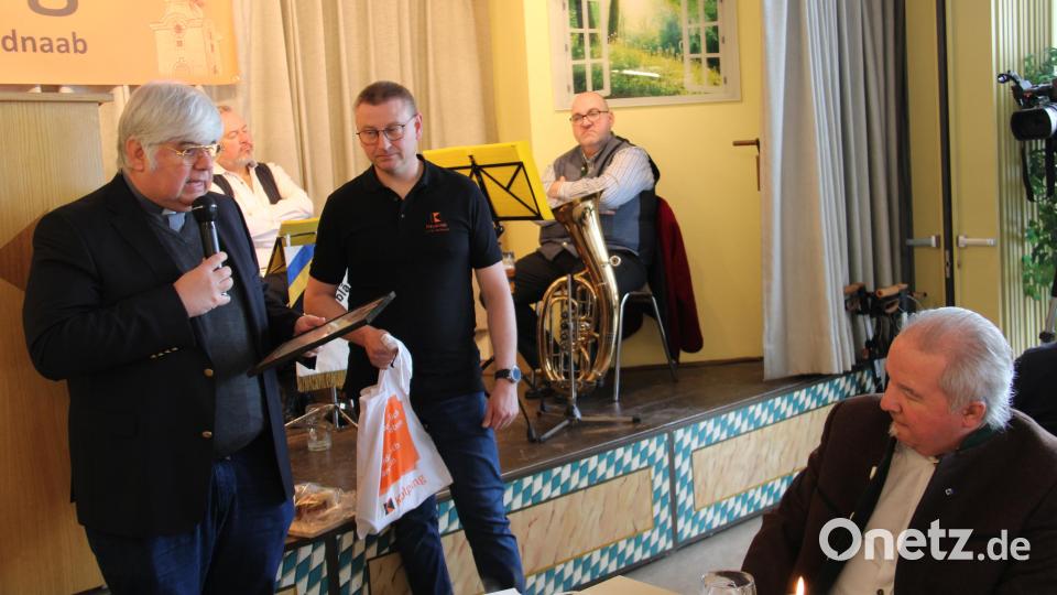 Bezirkspräses Thomas Jeschner (links) gratulierte dem Ehrenvorsitzenden Hans Eiszrich (sitzend) nachträglich mit kleinen Geschenken zum 70. Geburtstag. Bild: prh