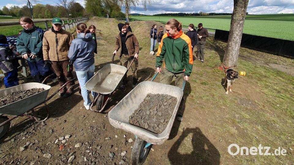 Tatkräftig gehen die Burschen und Mädchen ans Werk. Bild: dob