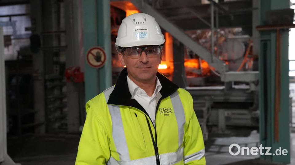 Der aktuelle Werksleiter von Pilkington Weiherhammer, Gerhard Ruhland, steht vor der Wanne. Bild: Christian Gold