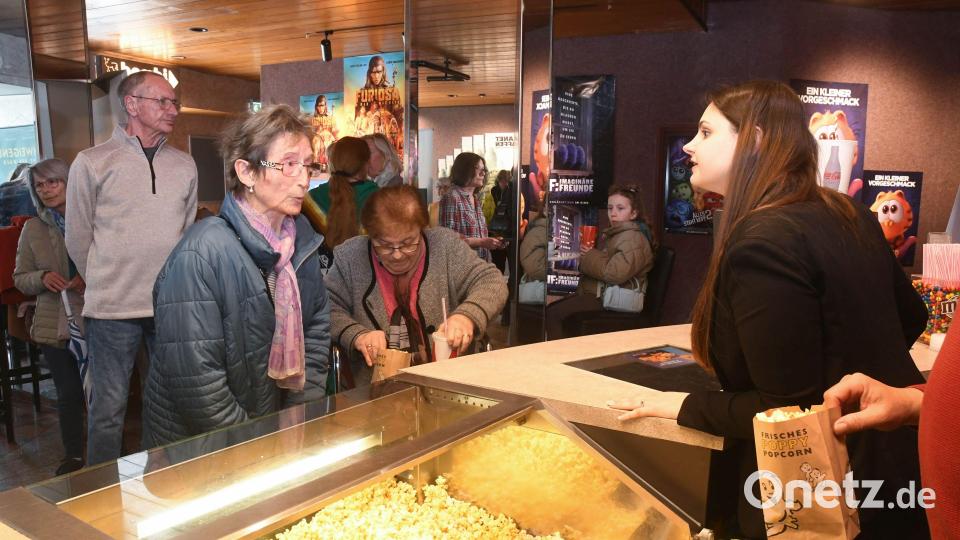 Auch das Popcorn gibt&#039;s gratis beim Kinonachmittag für Senioren, veranstaltet vom Inner-Wheel-Club Weiden in Zusammenarbeit mit dem Verein Sega. Bild: Gabi Schönberger