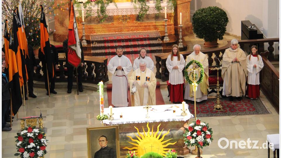 Mit einem Festgottesdienst, bei dem Bannerabordnungen von sechs befreundeten Kolpingsfamilien anwesend waren, wurde das 140-jährige Bestehen der Neustädter Kolpingsfamilie gefeiert. Bild: prh