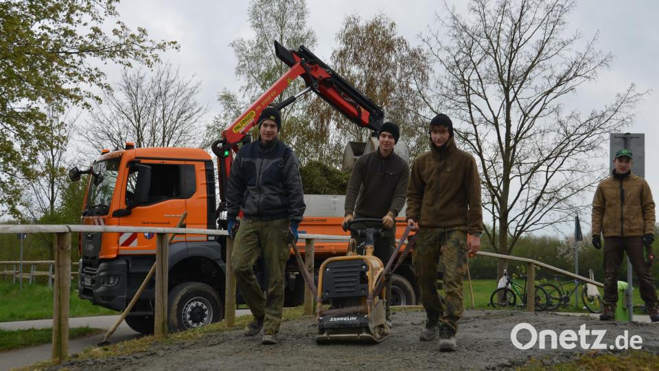 Mit einer Rüttelplatte werden die Wege auf der Dirt-Bahn von den Teilnehmern der 72-Stunden-Aktion befestigt. Bild: dob