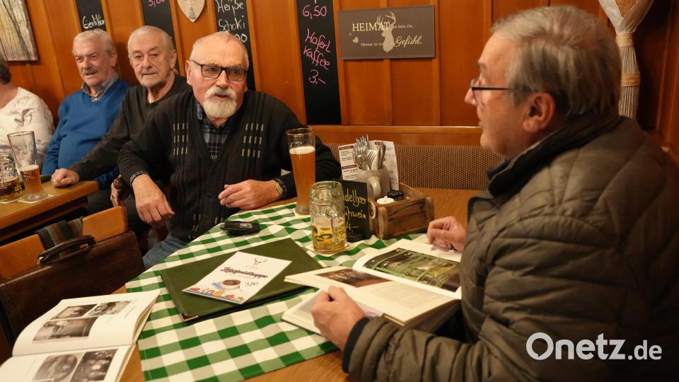 Der &quot;Hütterer-Stammtisch&quot; trifft sich jeden ersten Mittwoch im Monat in einem Wirtshaus vor den Toren Weidens. Bild: Christian Gold