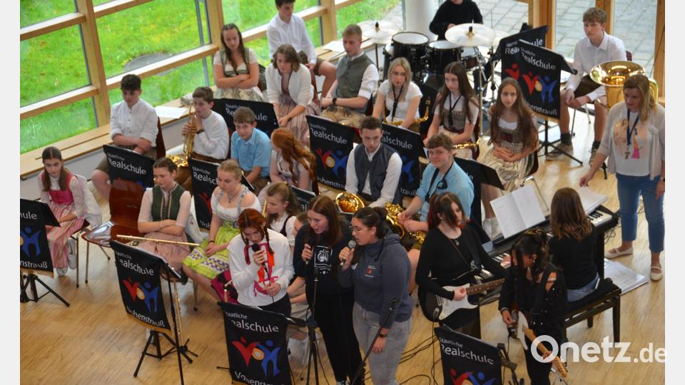 Die Schüler-Big-Band der Realschule Vohenstrauß sorgt beim Tag der offenen Tür für Stimmung. Bild: dob