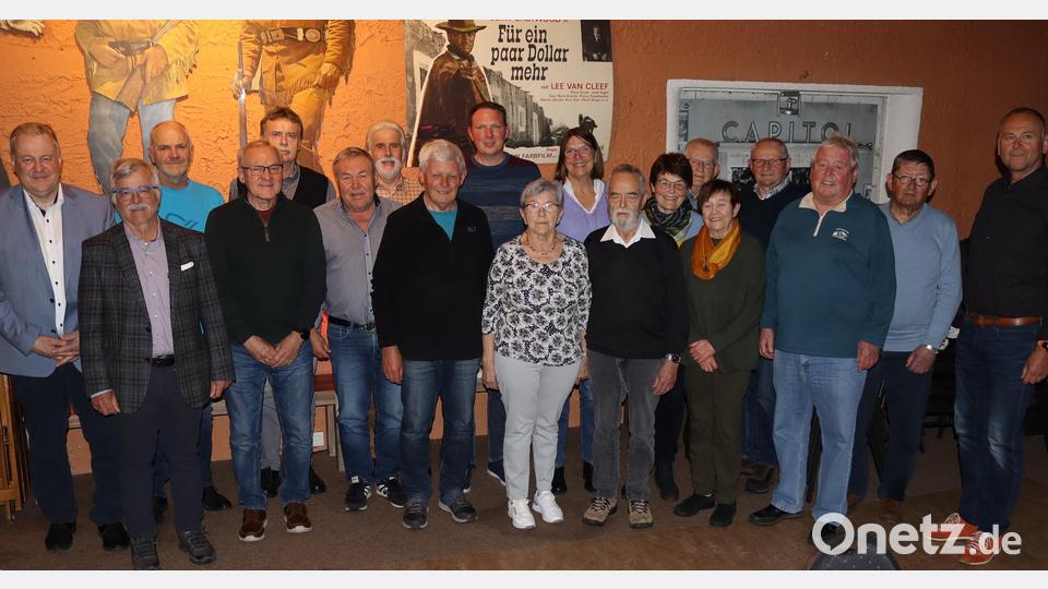 Nicht alle Geehrten für langjährige Mitgliedschaft im Deutschen Alpenverein nahmen ihre Auszeichnung persönlich in Empfang. Bild: mfh