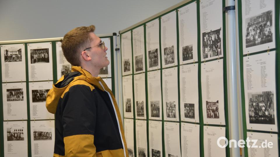 Die Ausstellung zum 60-jährigen Bestehen der Realschule zeigt alle Abschlussjahrgänge. Ehemalige Realschüler schauen da ganz genau hin. Bild: dob