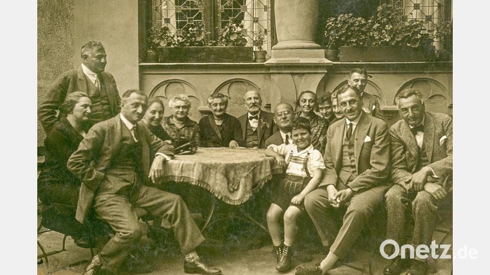 Ein Familienfoto der Kupfers vor der Villa in der Weidener Bahnhofstraße, es wurde circa im Jahr 1925 aufgenommen. Bild: Familienarchiv Kupfer
