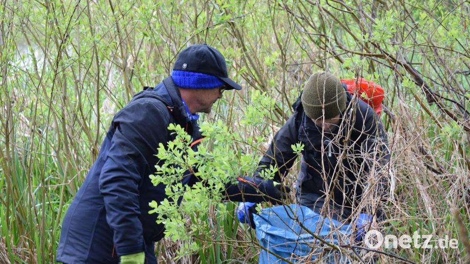 Auch im Unterholz am Ufer fand man reichlich Plastik, Flaschen und Dosen. Bild: oe