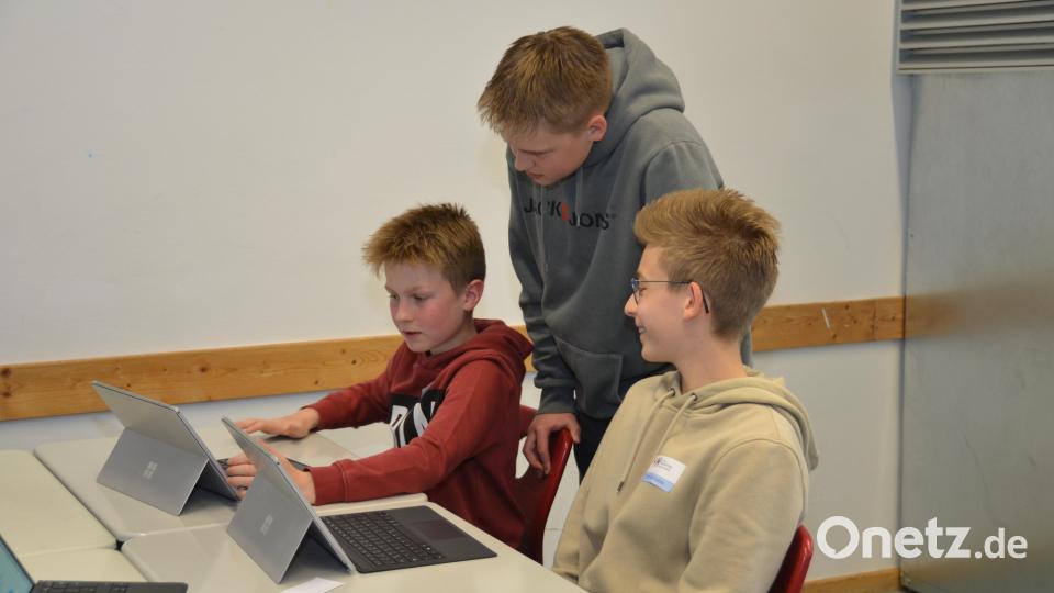 Jeder Schüler hat in Informationstechnologie ein eigenes Laptop im Unterricht zur Verfügung. Bild: dob