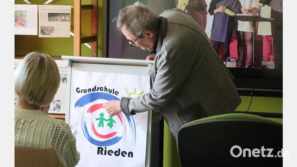Egid Spies beschrieb das von ihm entworfene Logo der Grundschule Rieden. Bild: mrr