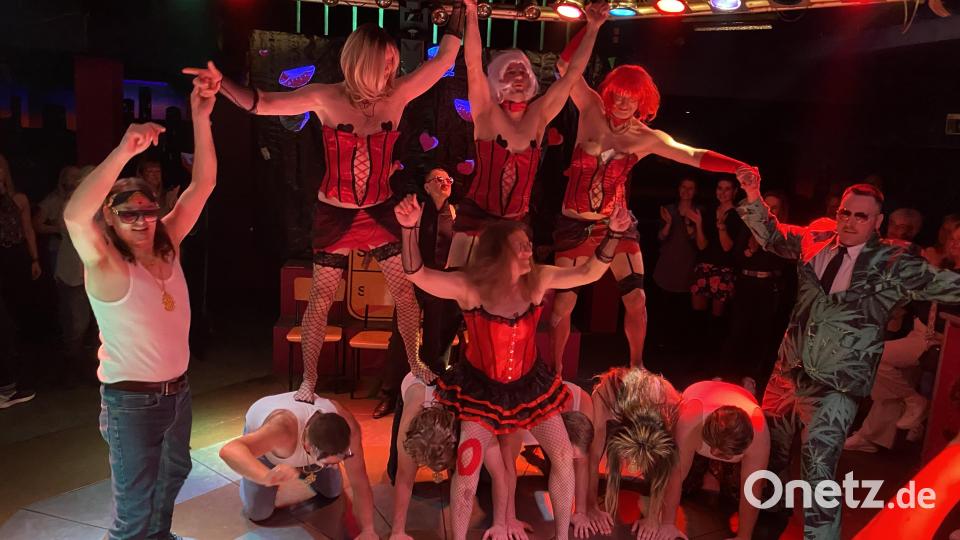 Das Männerballett &quot;Büffelwasser&quot; begeistert die Besucherinnen. Bild: Ariane Heigl/exb