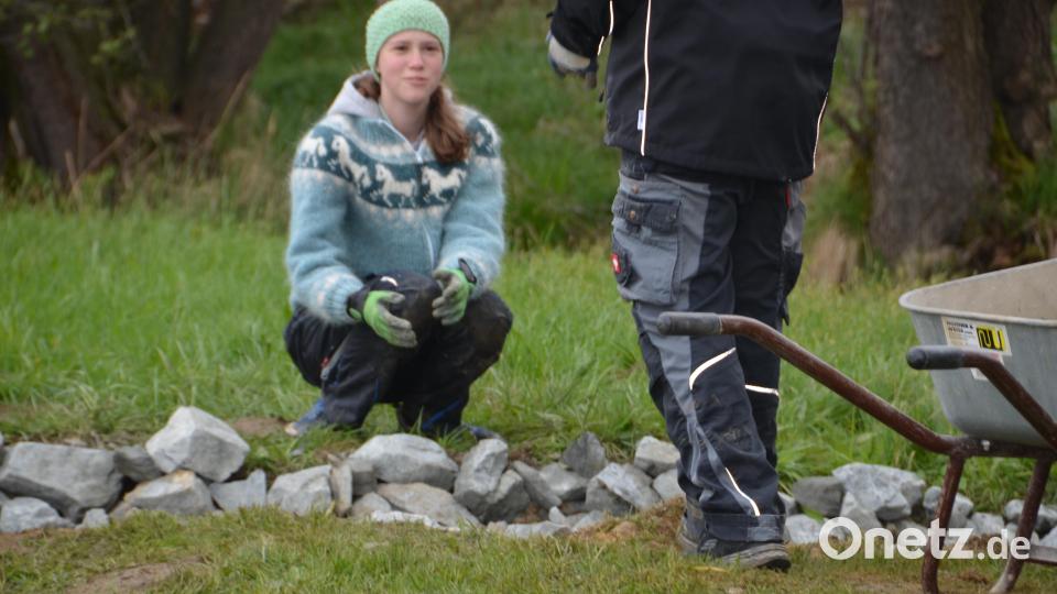 Natürlich sind auch die Mädels aktiv beim Setzen der Flusssteine dabei. Bild: dob