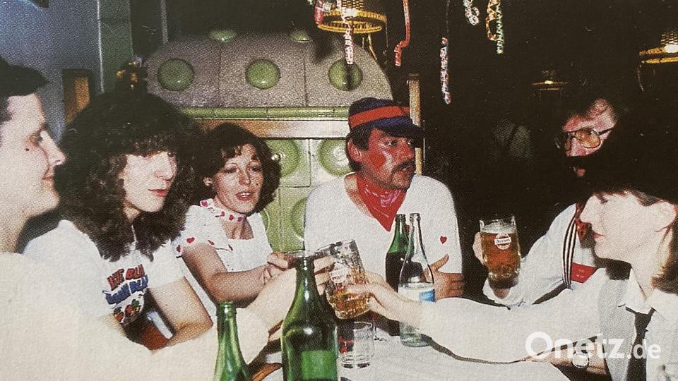 Seit 1980 fährt der TSV jedes Jahr zum Skifahren nach Amaten. Das Gesellige (Bild aus den 80er Jahren) darf dabei nicht fehlen. Ski-Spartenleiter Rudi Maske (hinten) ist auch jetzt noch dabei. Bild: Archiv TSV Neualbenreuth