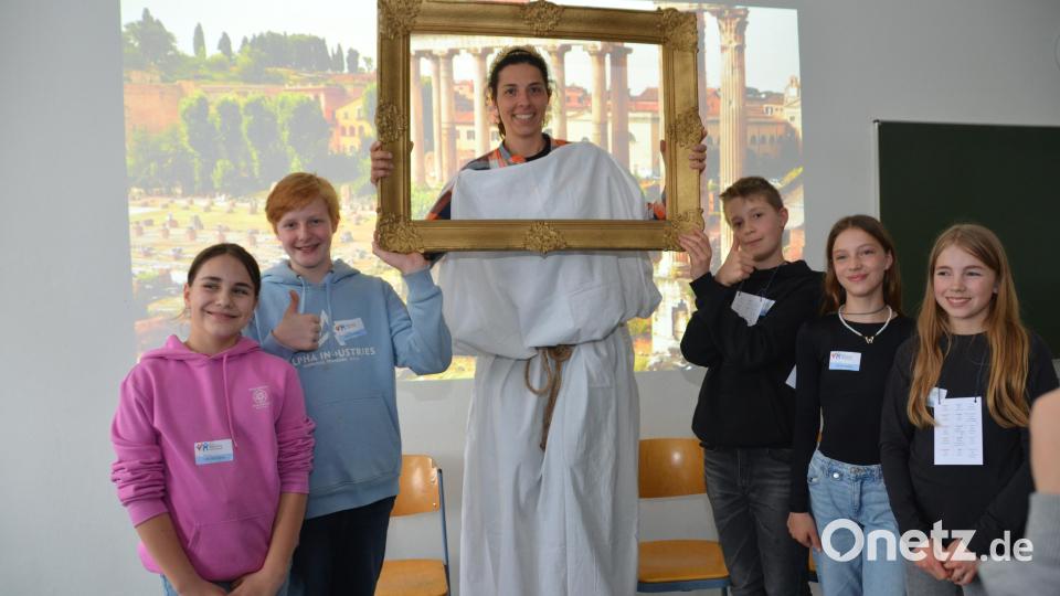 Die ehemalige Vohenstraußer Lehrerin Johanna Brechtl, die zwischenzeitlich in Amberg unterrichtet, schlüpft in ein römisches Gewand und ließ sich vor dem Forum Romanum in Rom ablichten. Da haben die Schüler ihren Spaß. Bild: dob