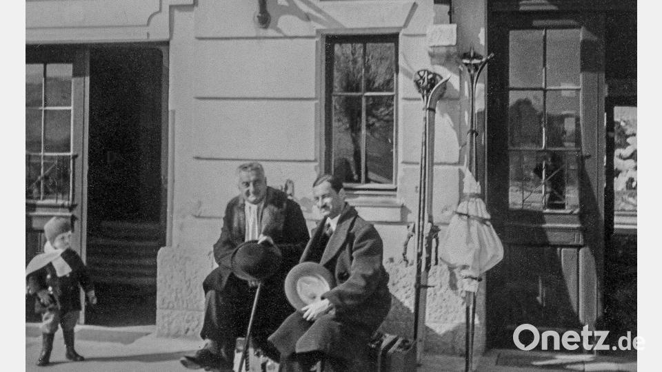 Vater und Sohn sitzen entspannt zusammen: Otto und Robert Kupfer Bild: Familienarchiv Kupfer