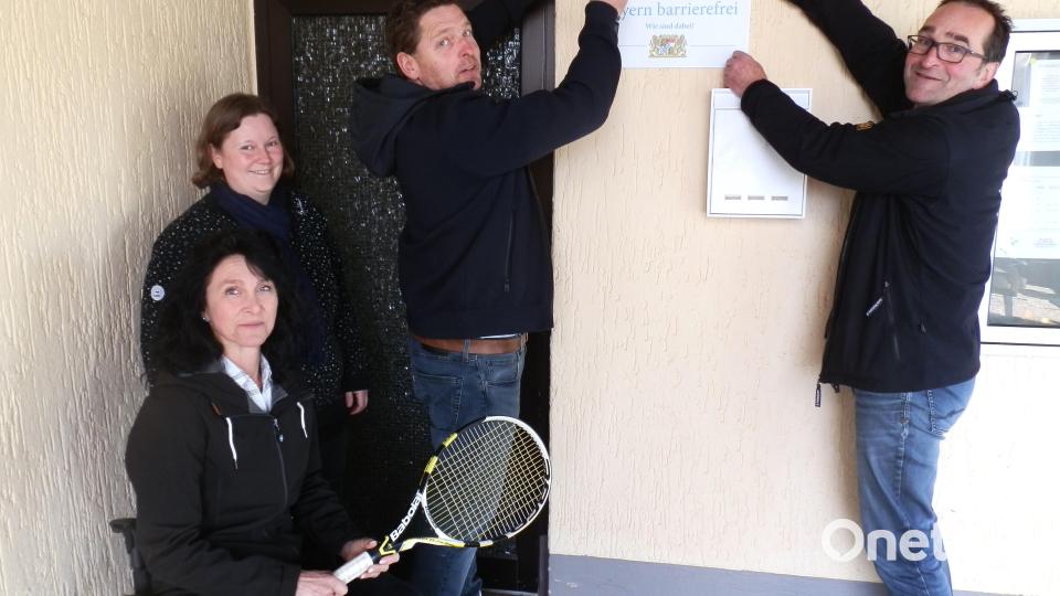 Ein deutliches Signal setzen die Mitterteicher Tennisfreunde mit dem erworbenen Signet „Bayern barrierefrei“. Es freuen sich (von links) „RuF“-Leiterin Doris Scharnagl-Lindinger, Netzwerk-Inklusion-Chefin Christina Ponader, zweiter Vorstand Hans-Peter Kern und Vorstand Martin Werner. Bild: Friedrich Wölfl/exb