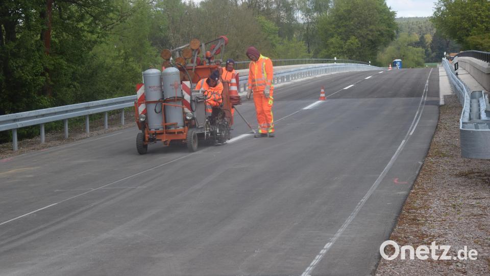 Derzeit laufen auf der Brücke die letzten Markierungsarbeiten- Bild: fz