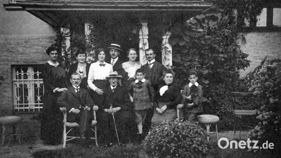 Ein Familienfoto der Kupfers vor der Villa in der Weidener Bahnhofstraße. Bild: Familienarchiv Kupfer