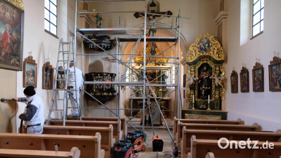 Die seit Jahren andauernden Sanierungsarbeiten in der Nikolauskirche stehen kurz vor ihrem Abschluss. Aufatmen bei Pfarrer Max Früchtl und den Verantwortlichen der Kirchenverwaltung St. Johannes der Täufer. Bild: le