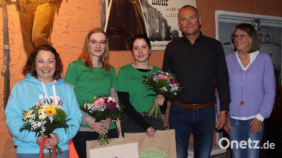 Erfolgreiche Nachwuchsarbeit hjonoriert der Alpenverein mit Blumen. Von links Sylvia Wainio, Kathrin Weiß und Emma Sollnermit dem Vorsitzenden Bernd Eisenreich und dessen Stellvertreterin Elke Geck-Neidl. Bild: mfh