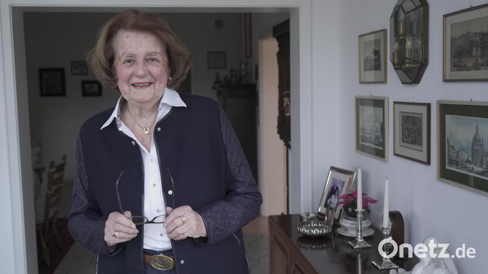 Inge Wirtz-Roegner steht in ihrem Esszimmer. Sie war Chefin der Weidener Lokalredaktion von &quot;Der neue Tag&quot;. Bild: Christian Gold