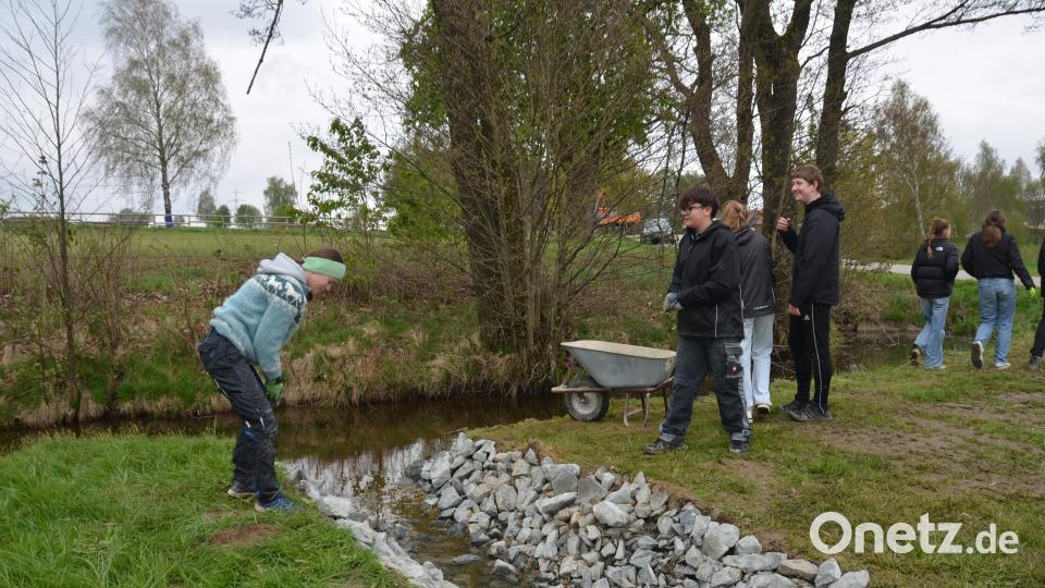 Unterhalb der Dirt-Bahn befestigen die Jugendleichen einen Bachlauf, der nun zur Naherholung beiträgt.. Bild: dob
