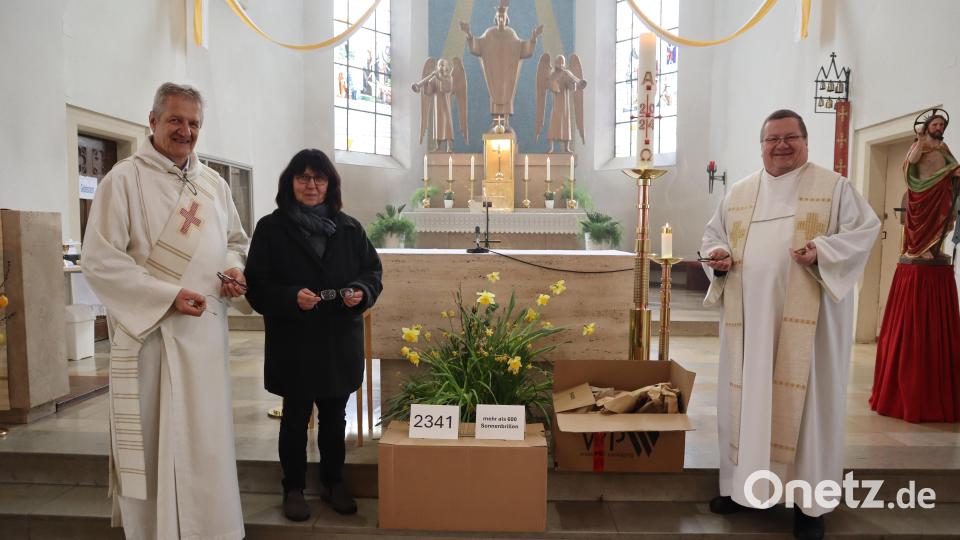 Berthold Schwarzer von der KAB der Diözese Regensburg (links) nahm die knapp 3000 Brillen dankend in Empfang. Anita Weiß-Müller vom Pfarrgemeinderat der Pfarreiengemeinschaft organisierte einen Großteil der &quot;Brillensammelaktion&quot;. Pfarrer Hubert Bartel (rechts) dankte allen fleißigen Helfern. Bild: wrm