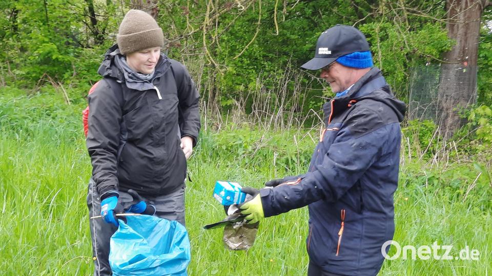 Unfassbar was alles in der Natur entsorgt wird meinte Steffi Lüttge und Horst Buhl. Bild: oe