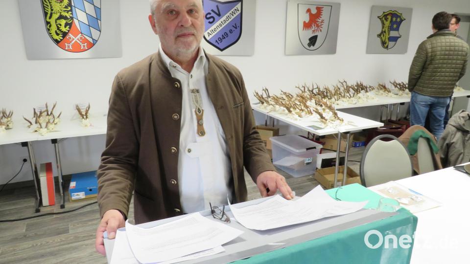 Kreisvorsitzender Hans Dittrich eröffnet die Hegeschau. Bild: adj