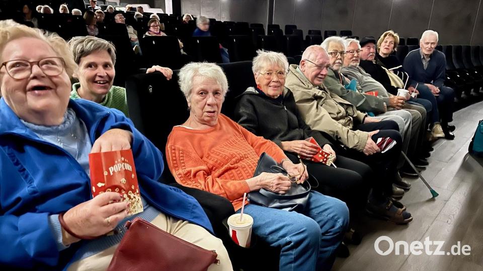 Ausgelassene Stimmung im Neue Welt Kino in Weiden: Der Inner-Wheel-Club Weiden hat gemeinsam mit dem Verein Sega Senioren zu einem Kinonachmittag eingeladen und auch das Popcorn spendiert. Bild: Gabi Schönberger
