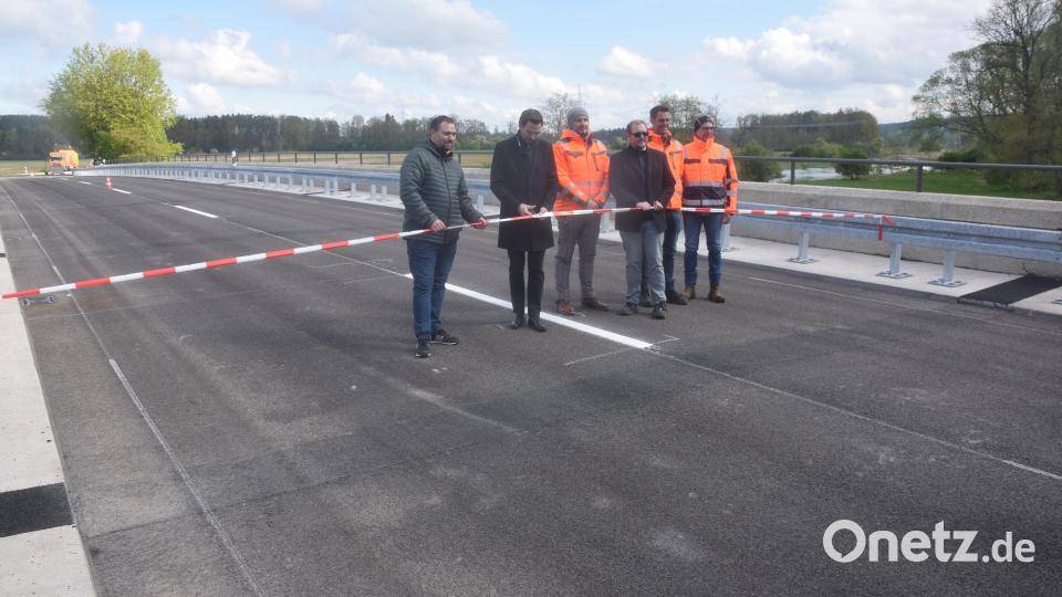 Das Sperrband wird durchtrennt. Nach einjähriger Sperrung der Staatsstraße zwischen Unterwildenau und Rothenstadt herrscht ab Donnerstag wieder freie Fahrt Bild: fz