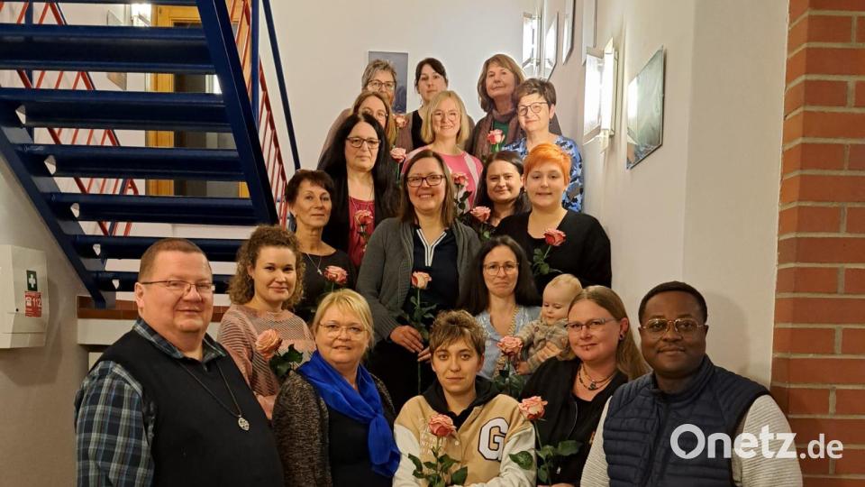 Insgesamt 17 Neumitglieder beim Frauenbund Neuhaus. Vorsitzende Irmi Schönberger (vorne zweite von links) überreicht mit Pfarrer Edwin Ozioko (rechts) den Anstecker und eine Rose. Stadtpfarrer Hubert Bartel (links) begrüßt die Neumitglieder ebenfalls. Bild: Görl/exb