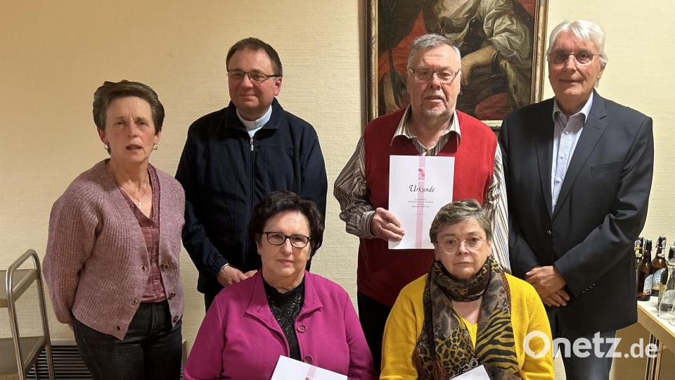 Für ihre Treue zur KAB Immenreuth wurden geehrt (vorne, von links) Renate Hader und Anita Pscherer sowie Johann Pscherer (hinten, Zweiter von rechts). Ihnen sprachen Vorsitzende Claudia Porst (hinten, von links) und Pfarrer Markus Bruckner sowie Zweiter Bürgermeister Josef Hecht (rechts) ihren Dank aus. Bild: Roman Melzner/exb
