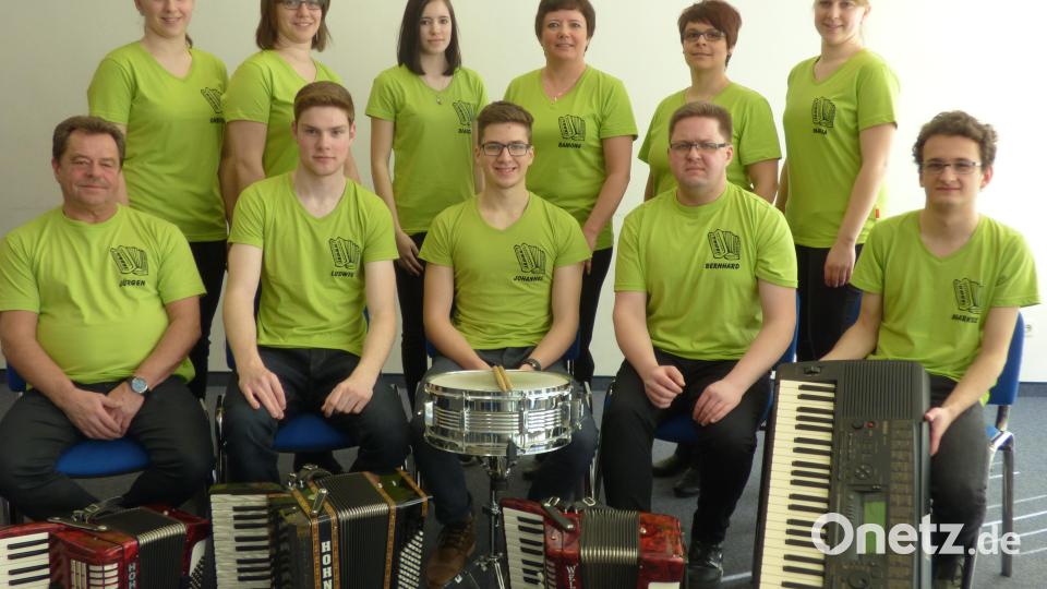 Moderne Weisen serviert das Akkordeon-Orchester der Musikschule Neustadt unter Leitung von Jürgen Eckert (vorne, links). Bild: kwl