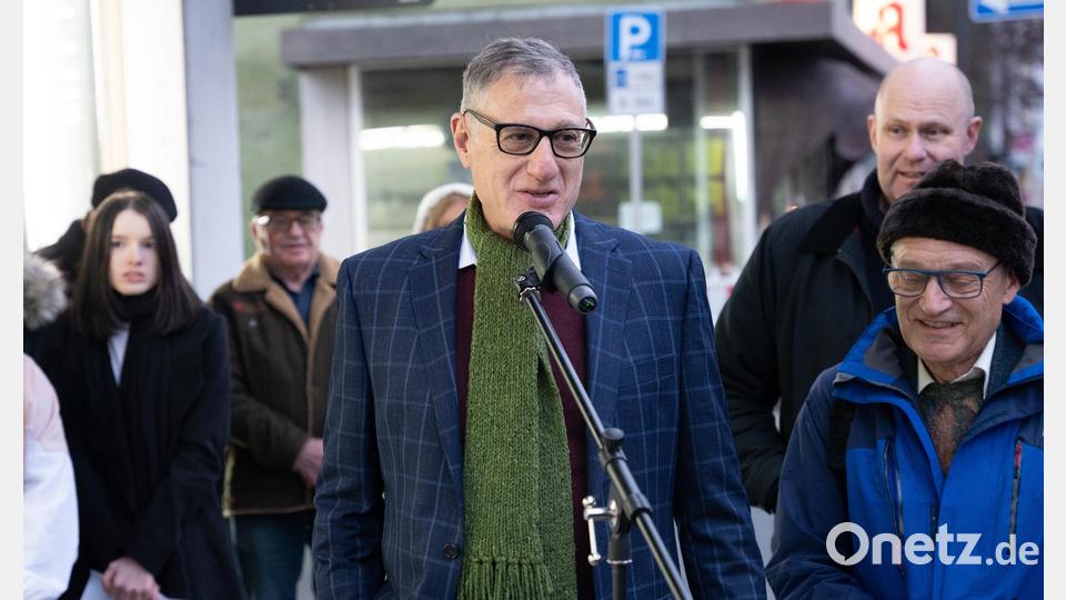 Peter Kupfer steht am Mikrofon in der Bahnhofstraße in Weiden und spricht bei der ersten Stolpersteinverlegung Weidens. Archivbild: Marco Meier