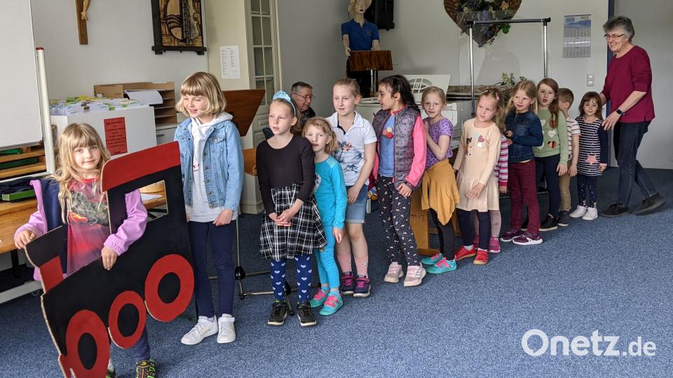 Mit der Eisenbahn sind die Sprösslinge des Kinderchors der Musikschule Neustadt mit Gesangslehrerin Angela Sauer unterwegs. Sie treten in der Wurzer O&#039;Schnitthalle auf. Bild: kwl
