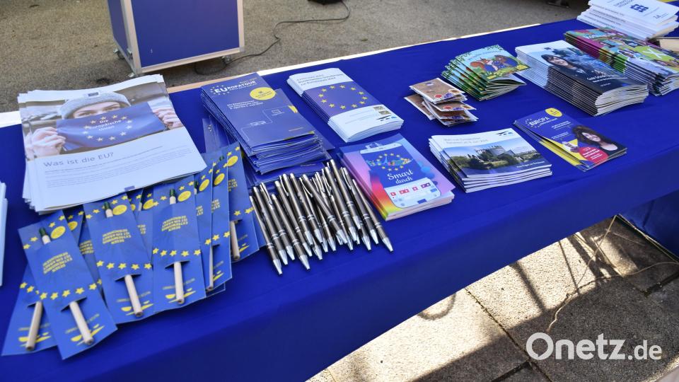 Auf einem Tisch wurden Informationsmaterial und kleine Geschenke vorbereitet. Bild: ubb