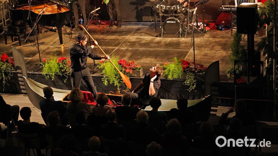 Ein besonderes Requisit beim Konzert der FOS/BOS Weiden ist eine venezianische Gondel. Bild: Winkler