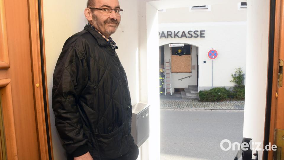 Herbert Fütterer wohnt direkt gegenüber der Sparkassenfiliale. Bild: Gabi Schönberger