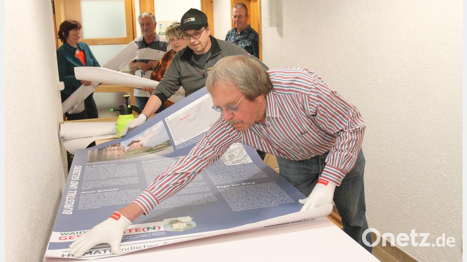 Andreas Ringholz (vorne, Zweiter von rechts) und das HAK-Team sind eifrig am Vorbereiten der Sonderausstellung &quot;Waidhauser Geschichte/n&quot;. Bild: pi