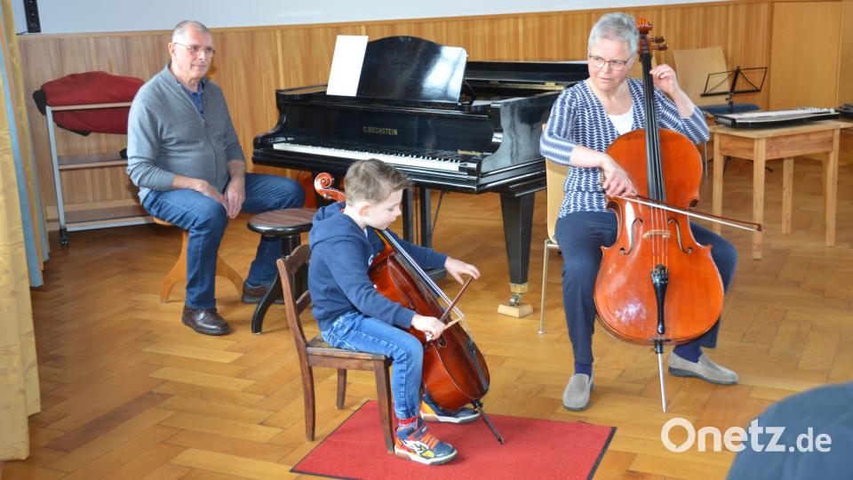 Erst sechs Jahre alt, aber schon ganz groß am Violoncello war Yannik Borowski mit Lehrerin Ute Sommer. Im Hintergrund wartete bereits Albert Sommer auf seinen Einsatz am Klavier. Bild: dob