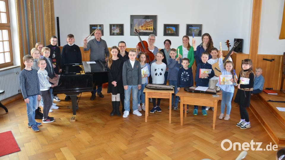 Von Aufregung ist nicht viel zu spüren bei den kleinen Nachwuchskünstlern, die alle sehr selbstbewusst beim Vorspielnachmittag im großen Rathaussaal mit ihren Instrumenten vor das große Publikum treten. Bild: dob