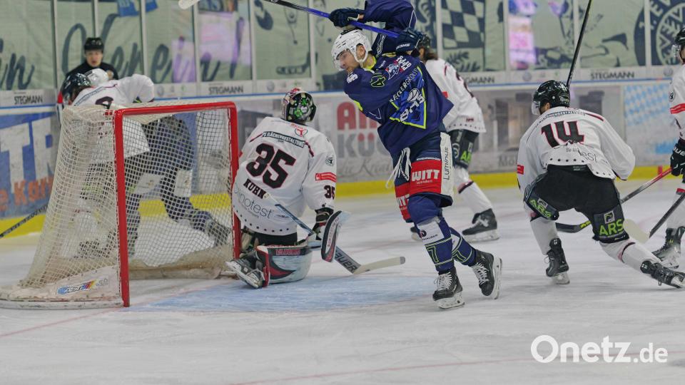 Szenen aus dem fünften Play-off-Finale in der Eishockey-Oberliga zwischen den Blue Devils Weiden (blaue Trikots) und den Hannover Scorpions. Bild: Elke Englmaier