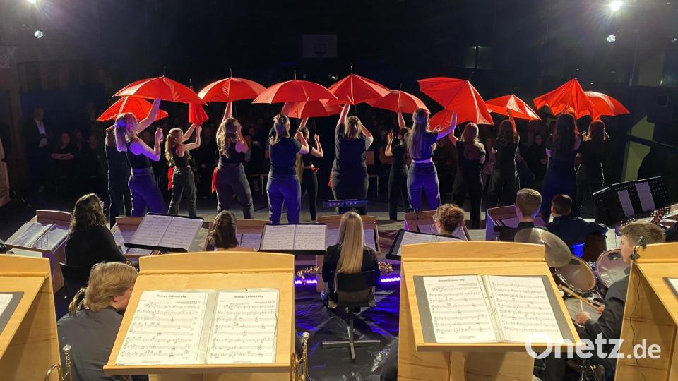 Für &quot;Rain on me&quot; hat Choreographin Marie-Luise Scheidler mit den Glamour Girls eine beschwingte Einlage einstudiert. Als Tanzpartner fungieren rote Regenschirme. Bild: aub