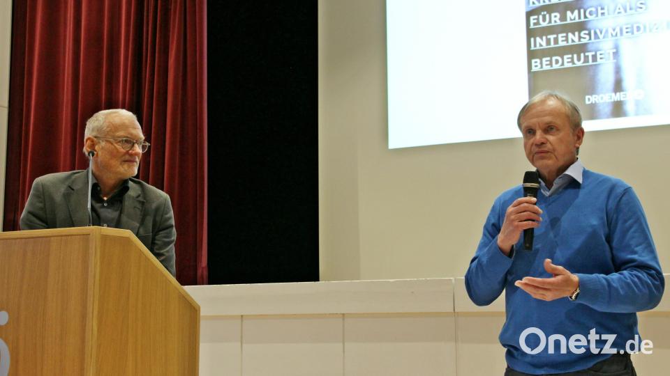 Der Vorsitzende des katholischen Männervereins, Walter Elberskirch (rechts), dankt dem Referenten für einen nicht alltäglichen Vortragsabend, der Einblicke in die Gefühlswelt eines betroffenen Patienten und in den modernen Klinikalltag gibt. Bild: bph
