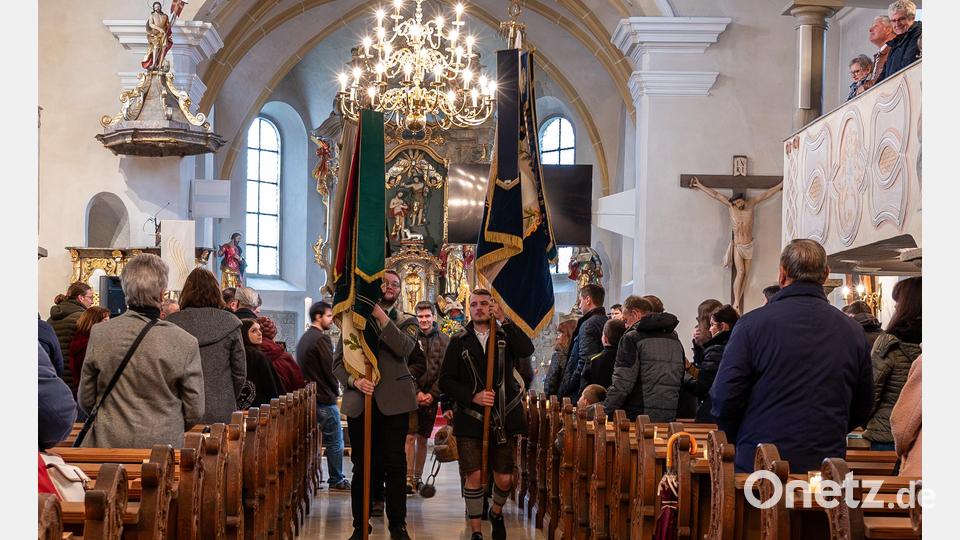 Patenbitten der Schützen in Floß. Die Schützen ziehen in die Kirche ein. Bild: Thomas Meier/exb